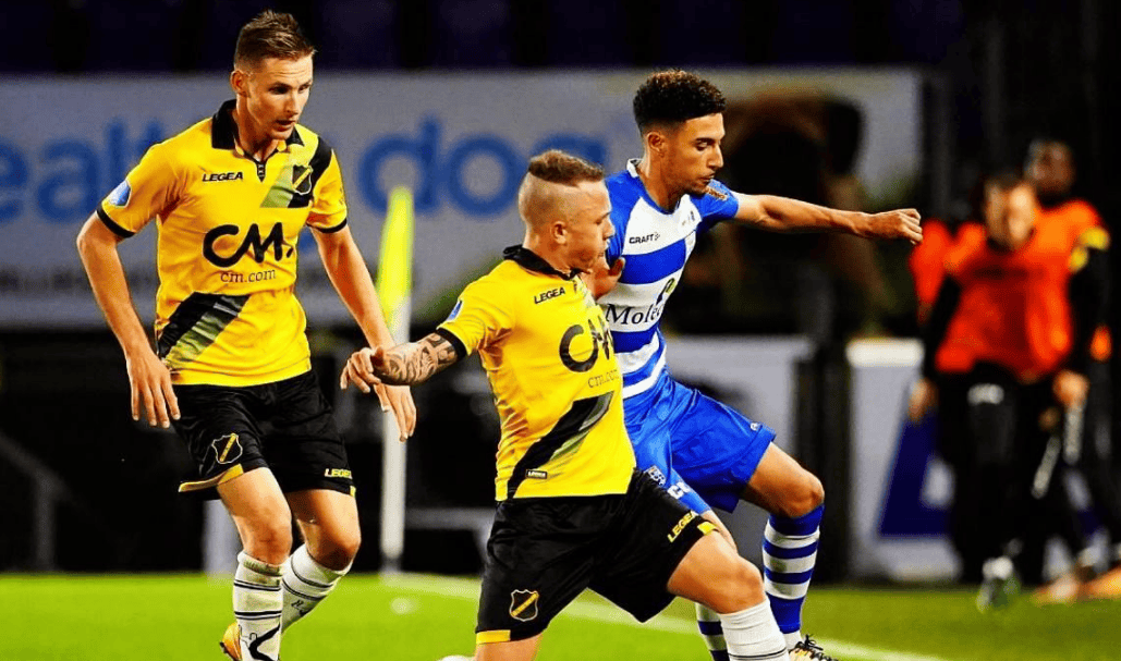 球员之间相 球员之间相